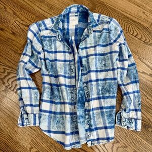 American Eagle Outfitters Blue & White Distressed Button Boyfriend Shirt. Medium